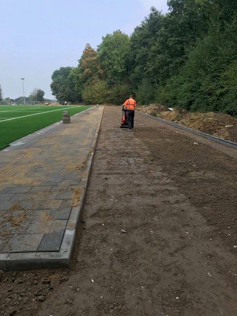 Klimmen_iov Laeven Infra - profileren looppaden voetbalveld 001